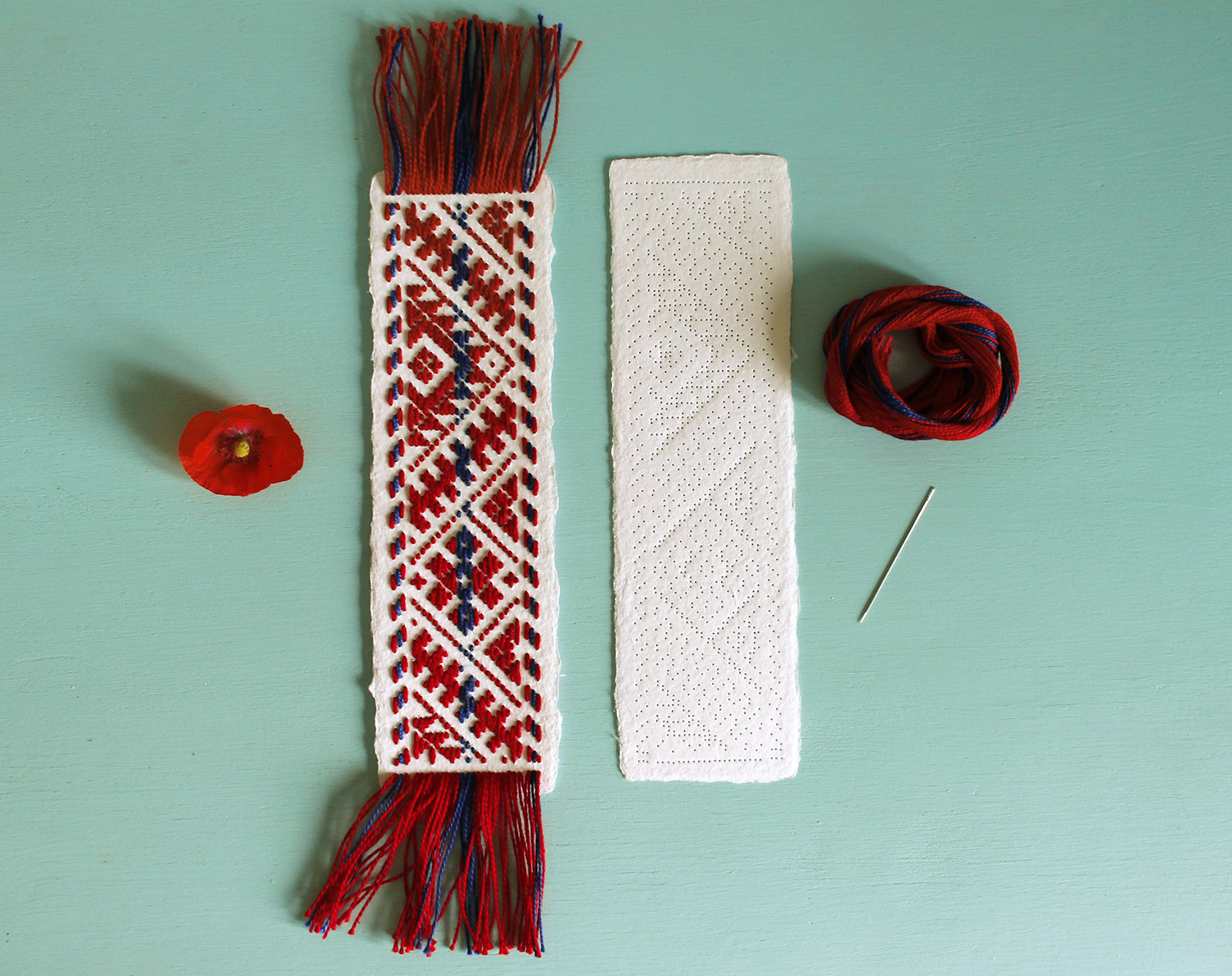 Kihnu kirivöömustriline järjehoidja. Paberile tikkimine. Rahvusmuster.