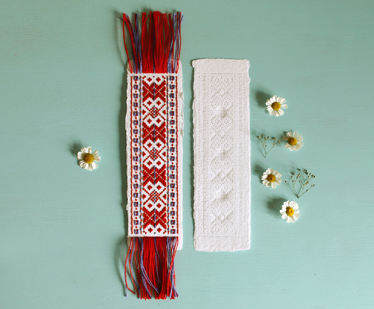 Urvaste kirivöömustriline järjehoidja. Paberile tikkimine. Rahvusmuster